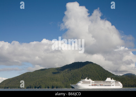 USA Alaska Holkham Bay Cruise Schiff MV Seven Seas Mariner Segeln vom Eingang nach Tracy Arm in Holkham Bucht am Sommermorgen Stockfoto