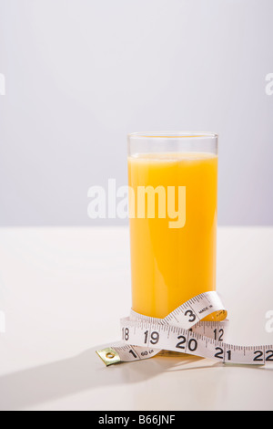 Maßband umwickelt Glas Orangensaft Stockfoto