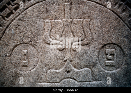 Stein Basrelief geschnitzt Grabstein auf dem jüdischen Friedhof, Chust, Oblast Transkarpatien (Transkarpatien, Transkarpatien), Ukraine Stockfoto