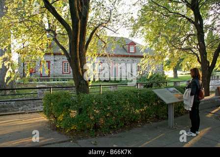 Frau liest interpretierende Zeichen an den Pelzhandel Museum am Lachine National Historic Site, Lachie, Montreal, Quebec, Kanada Stockfoto