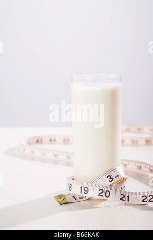 Maßband umwickelt Glas Milch Stockfoto