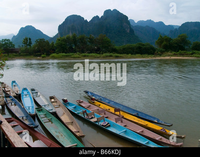 Boote am Ufer des Flusses in Vang Vieng Laos Stockfoto