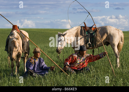 Grasland Hirte auf dem Pferderücken fängt Pferd mit Seil und Pol Urga Xilinhot Innere Mongolei China Stockfoto