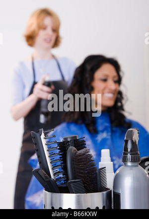 Frau, die Haare vom Friseur gestylt Stockfoto