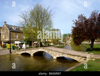 UK England Gloucestershire Bourton an der Wasser-Brücke über den River Windrush Stockfoto