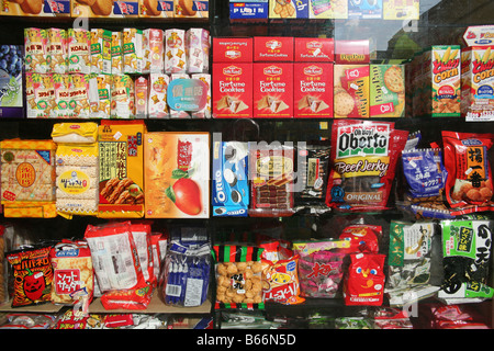 Glückskekse und andere Kekse auf Verkauf im Shop in Londons Chinatown Stockfoto