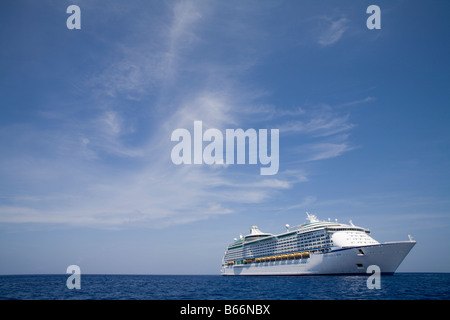 Cayman-Inseln Grand Cayman Island Cruise Schiff vor Anker in der Nähe von George Town Hafen in Karibik Stockfoto