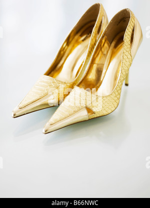 Paar goldenen High-Heeled Schuhe Stockfoto