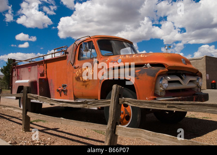 alte Feuerwehr LKW Motor in Route 66, Seligman, mit bewölktem Himmel Stockfoto