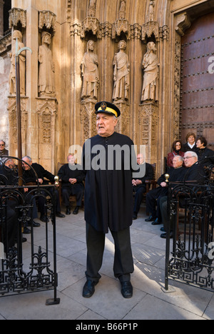 Gericht Constable Lautsprecher ruft in die Menge während das Wasser Gericht Tribunal de Las Aguas Valencia, Spanien Stockfoto