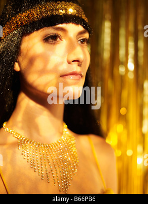 Mid-Adult Frau mit Perücke und goldenen Schmuck Stockfoto