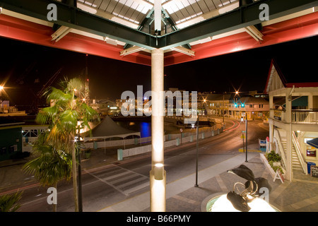 Cayman-Inseln Grand Cayman Island George Town Shopping Mall und Hafen bei Nacht Stockfoto