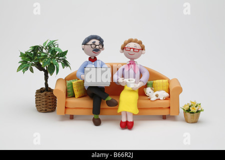 Senior Paar sitzt auf einem Sofa Stockfoto