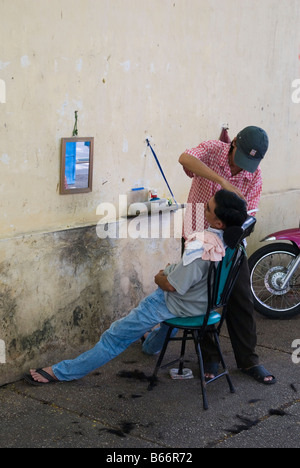 Vietnamesische Barbier bei der Arbeit, Ho-Chi-Minh-Stadt, Vietnam Stockfoto