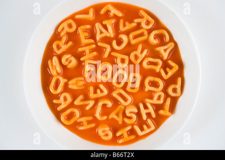 Spaghetti Buchstaben buchstabieren der Wörter Essen, Essen und Bar, in einer weißen Schüssel Stockfoto