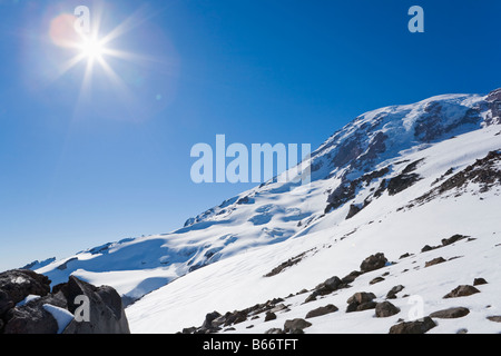 Südseite des Mt Rainier in Mt Rainier Nationalpark zeigt der Nisqually Gletscher und die Muir Schneefeld an einem sonnigen Tag Stockfoto