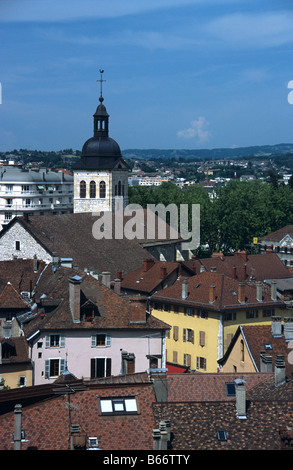 Blick über die Altstadt von Annecy und Saint Maurice Church (c15th), Annecy, Haute Savoie, Frankreich Stockfoto