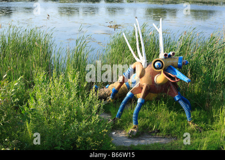 Moderne Skulptur am Ufer des Flusses Slutch, Starokostiantyniv, Oblast Chmelnyzkyj (Provinz), Ukraine Stockfoto