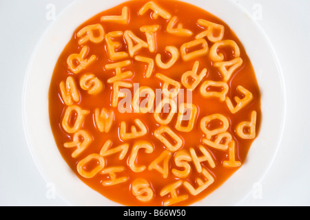 Spaghetti Buchstaben buchstabieren der Wörter Essen, Essen und Bar, in einer weißen Schüssel Stockfoto