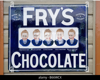 Plakat für Fry Schokolade auf Metall im Stil der 1930er Jahre. Gesicht des jungen mit Auswahl von Ausdrücken. Stockfoto