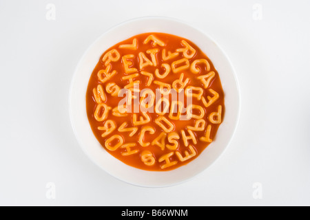 Spaghetti Buchstaben buchstabieren der Wörter Essen, Essen und Bar, in einer weißen Schüssel Stockfoto