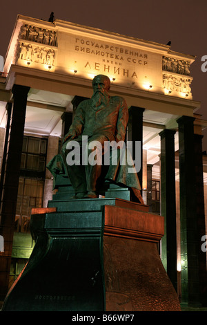 Denkmal für den russischen Schriftsteller Fyodor Dostoyevsky (1821-1881) außerhalb der Russischen Staatsbibliothek in Moskau, Russland Stockfoto