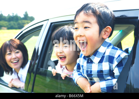 Aufgeregt, Mutter und zwei Kindern im Auto. Stockfoto