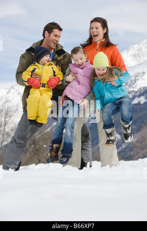 Familie Spaß im Schnee Stockfoto
