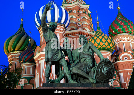 Denkmal für Dmitry Pozharsky und Kusma Minin vor der Basilius Kathedrale auf dem Roten Platz in Moskau, Russland Stockfoto