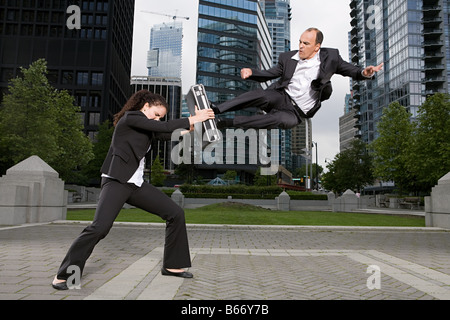 Geschäftsleute, die sich darin üben, capoeira Stockfoto
