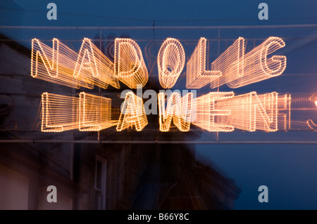 Nadolig Llawen glücklich Straße Weihnachtsbeleuchtung in der walisischen Sprache - mit in der Kamera zoomen Wirkung Stockfoto