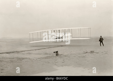 Gebrüder Wright machen ersten Motorflug 1903 in Kitty Hawk, North Carolina, Vereinigte Staaten von Amerika Stockfoto