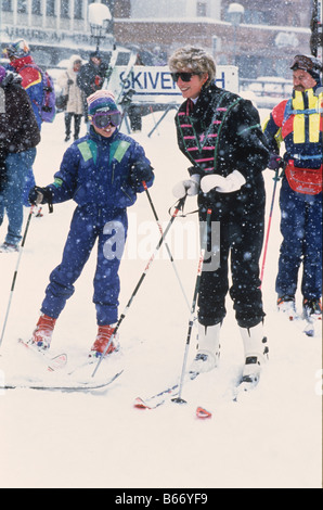 Prinzessin Diana und Prinz William im österreichischen Skigebiet Lech Skifahren Stockfoto