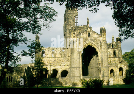 W Yorkshire Kirkstall Abbey, Leeds. Gesamtansicht mit Ost-Chor-Fenster. Stockfoto