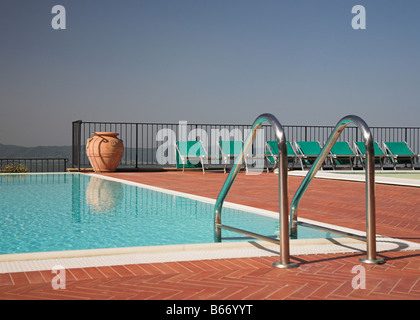 Leere Freibad mit Blick auf fernen Hügeln Stockfoto