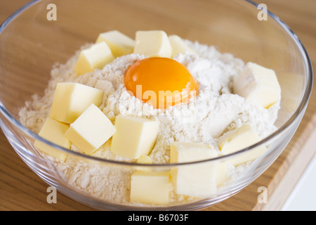 Mehl, Ei und butter in eine Schüssel geben Stockfoto
