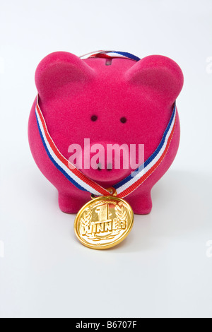 Rosa Sparschwein mit Gewinner-Medaille um den Hals Stockfoto