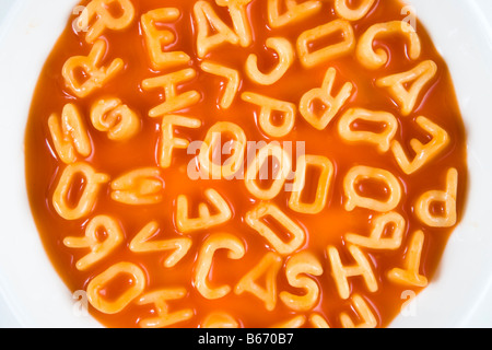 Spaghetti Buchstaben buchstabieren der Wörter Essen, Essen und Bar, in einer weißen Schüssel Stockfoto