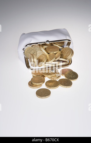 Geldbörse mit Pfund-Münzen gefüllt Stockfoto