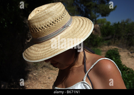 Junge Frau trägt einen Strohhut Stockfoto
