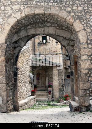 Tor in dem restaurierten mittelalterlichen Dorf von Santo Stefano di Sessanio. Stockfoto