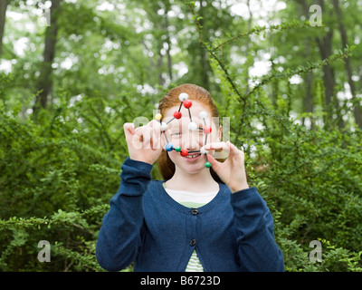 Ein Mädchen, eine Dna-Modell Stockfoto