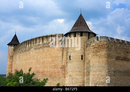 Mauern und Türme der Chotiner Festung (1325-1460), mittelalterliche Burg, Podolien, Chernivtsi Oblast (Provinz), Ukraine Stockfoto