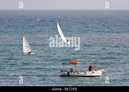 Boote auf dem Meer vor der Südwest-Küste Englands Stockfoto