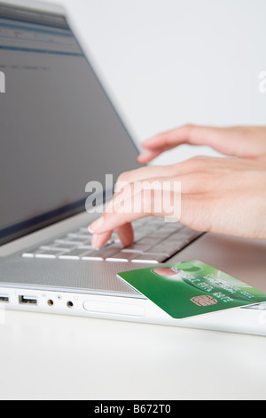 Frau online-shopping Stockfoto