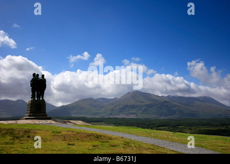 Royal Marines Commando Memorial mit Nevis Bergkette an der Rückseite Spean Bridge Hochland von Schottland Großbritannien UK Stockfoto