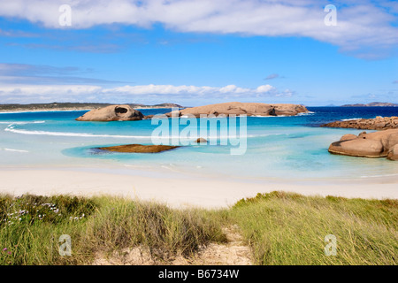 Das geschützte türkisfarbene Wasser des Twilight Beach in Esperance mit einer Welle am Ufer brechen. Western Australia, Australia Stockfoto