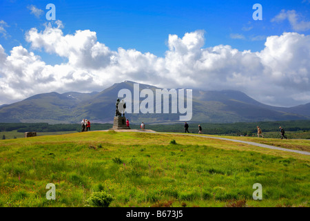 Royal Marines Commando Memorial mit Nevis Bergkette an der Rückseite Spean Bridge Hochland von Schottland Großbritannien UK Stockfoto