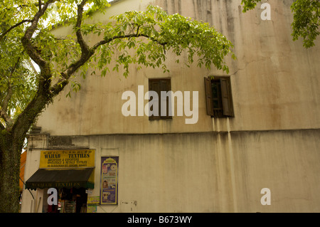 Fensterläden im ersten Stock des rustikalen Altbau Singapur Stockfoto