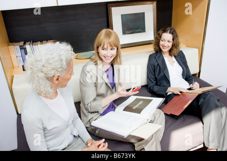 3 Geschäftsleute sprechen Stockfoto